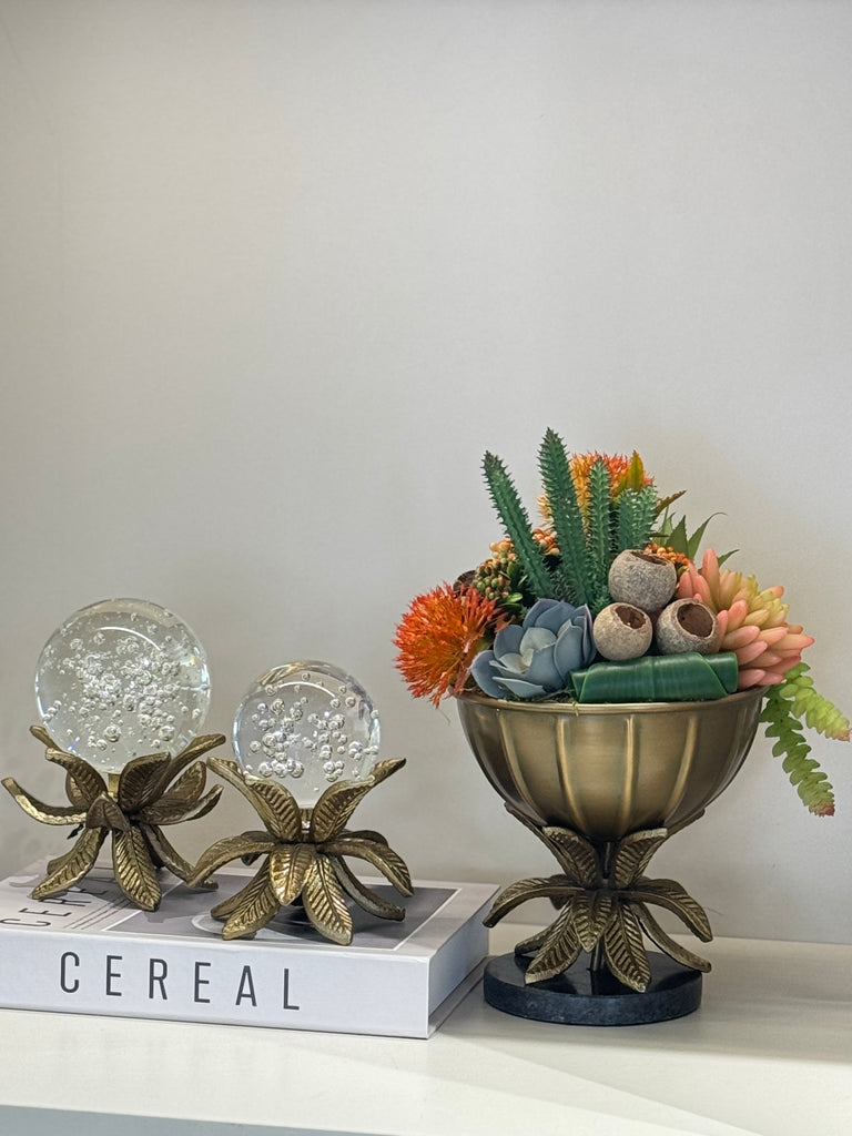 İthal Yaprak Ayaklı Antik Vazo Sukulentli