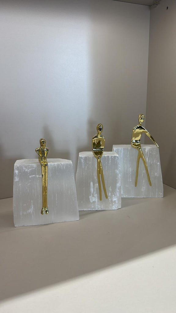 Gold Oturan Adam Beyaz Mermerli Dekor