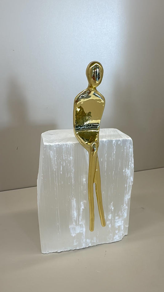 Gold Oturan Adam Beyaz Mermerli Dekor