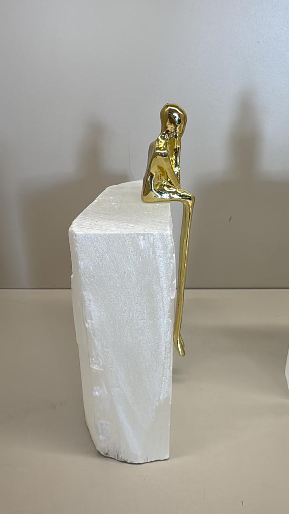 Gold Oturan Adam Beyaz Mermerli Dekor