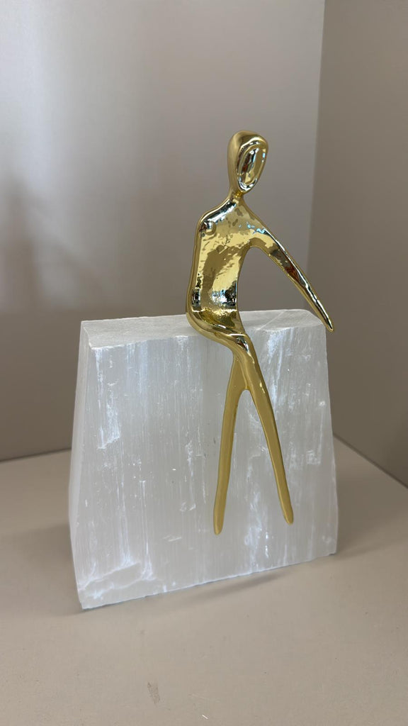 Gold Oturan Adam Beyaz Mermerli Dekor