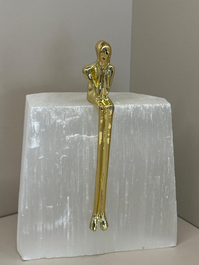 Gold Oturan Adam Beyaz Mermerli Dekor